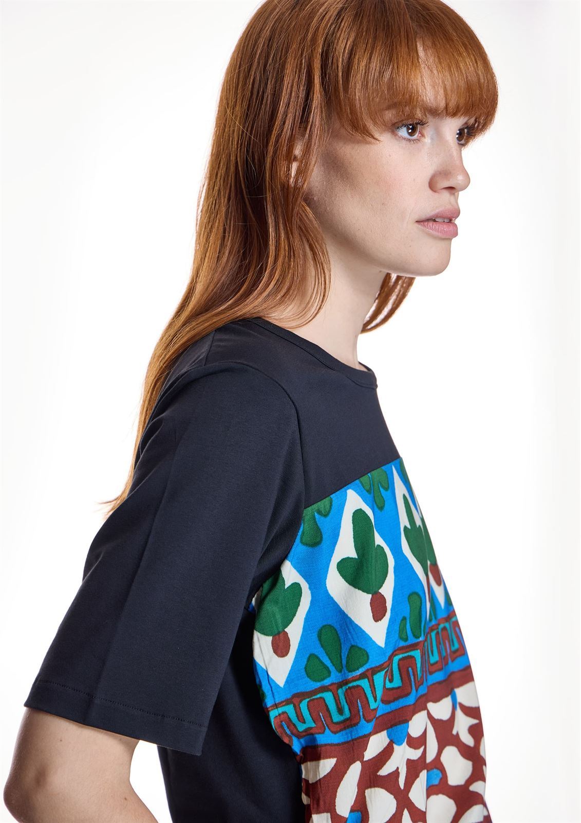 Camiseta Alba Conde 1807 estampada multicolor mangas negra - Imagen 1