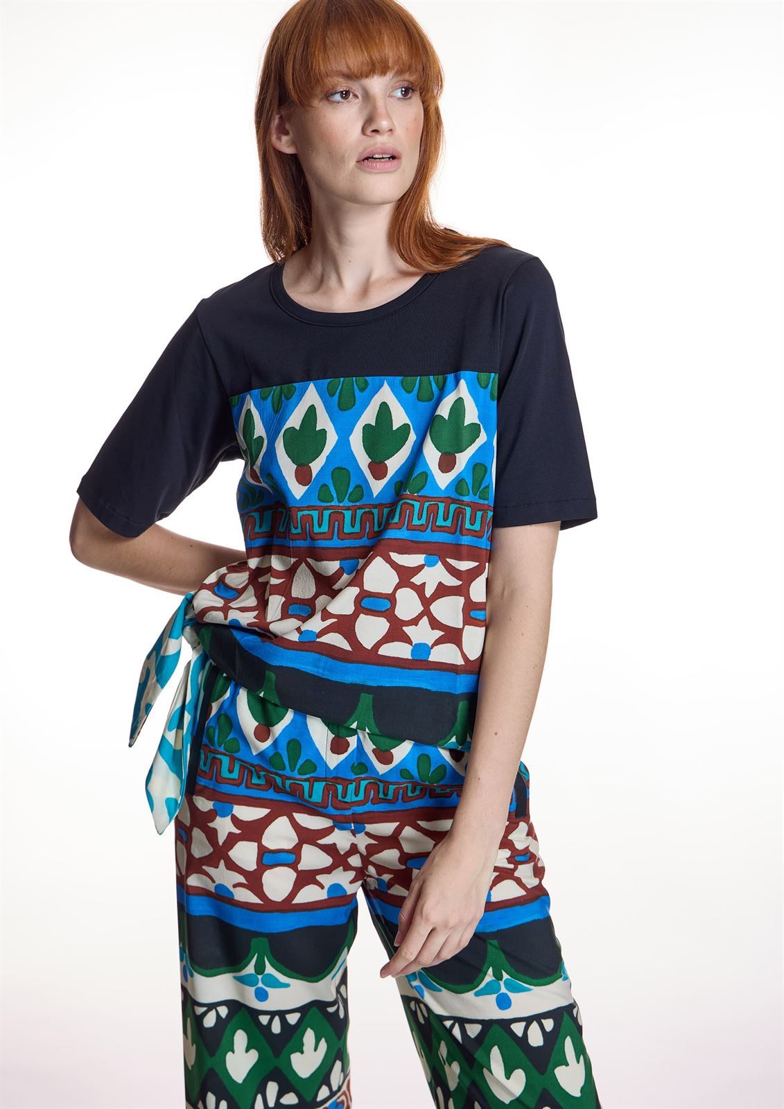 Camiseta Alba Conde 1807 estampada multicolor mangas negra - Imagen 2
