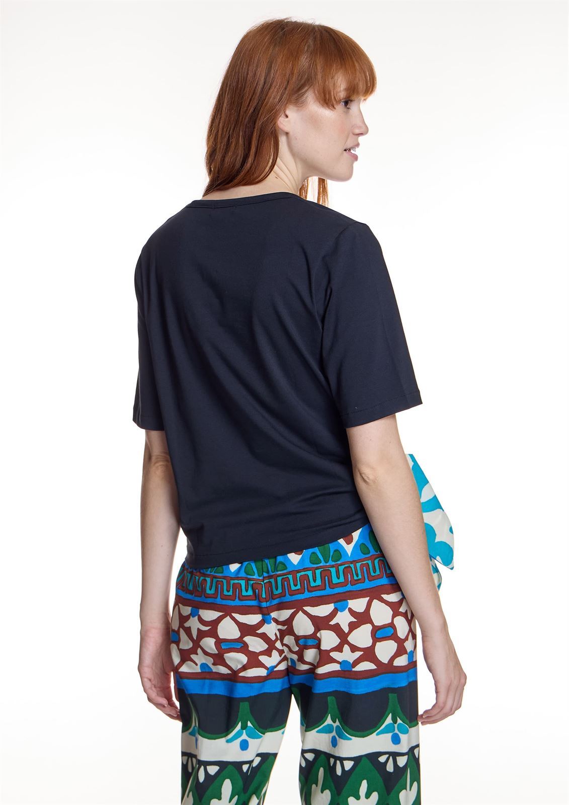 Camiseta Alba Conde 1807 estampada multicolor mangas negra - Imagen 3