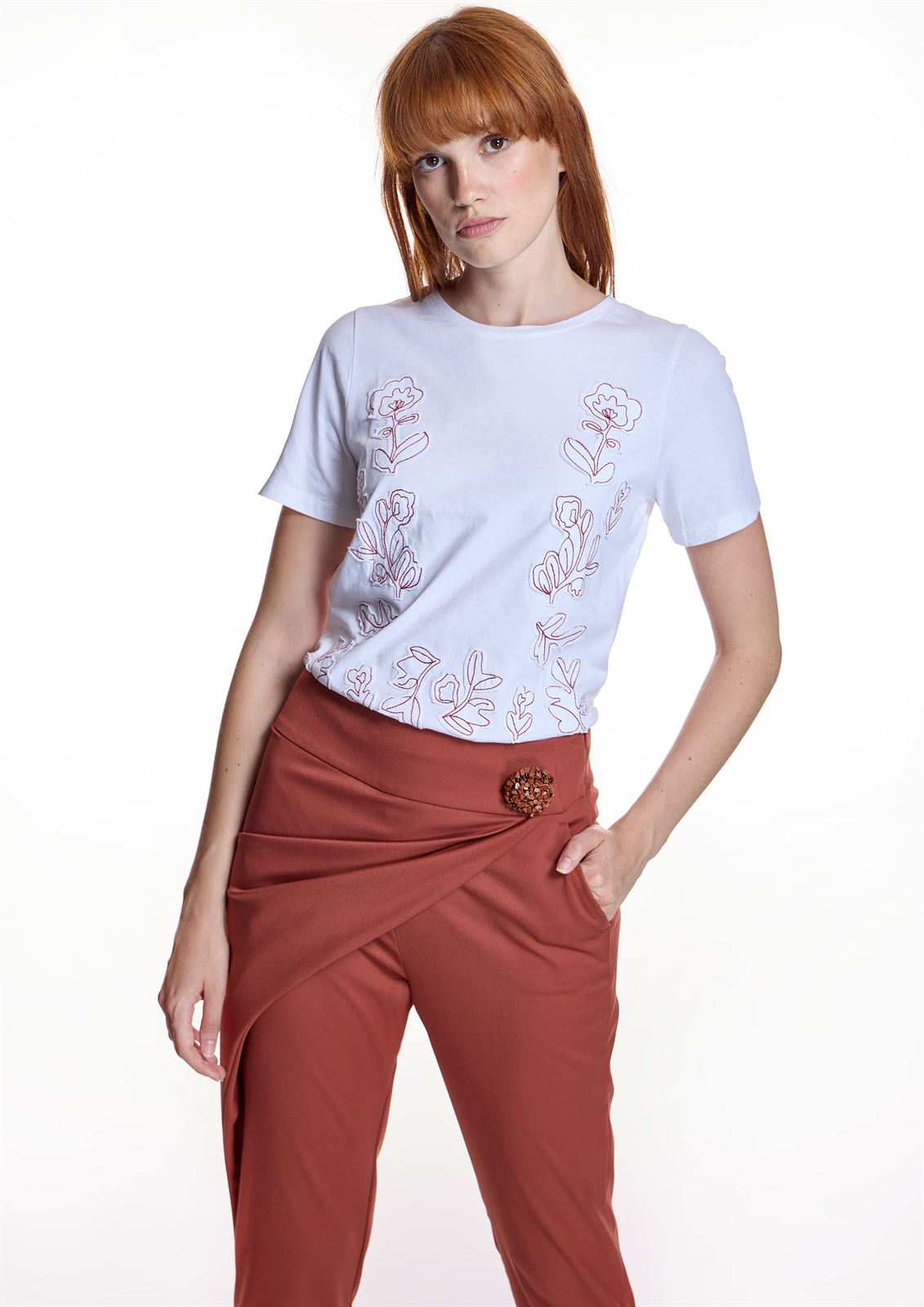 Camiseta Alba Conde 1812 blanca flores teja - Imagen 2