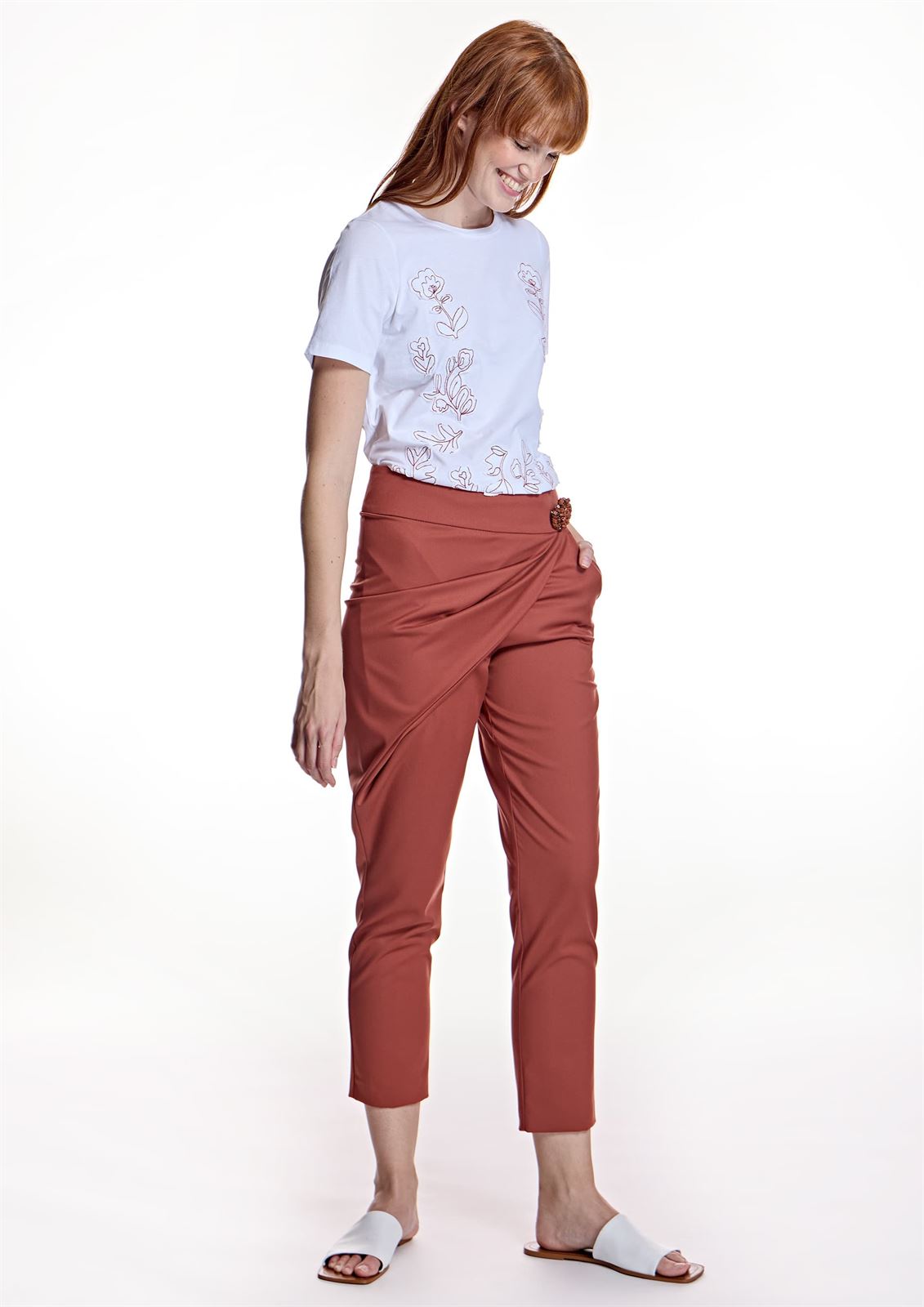 Camiseta Alba Conde 1812 blanca flores teja - Imagen 5