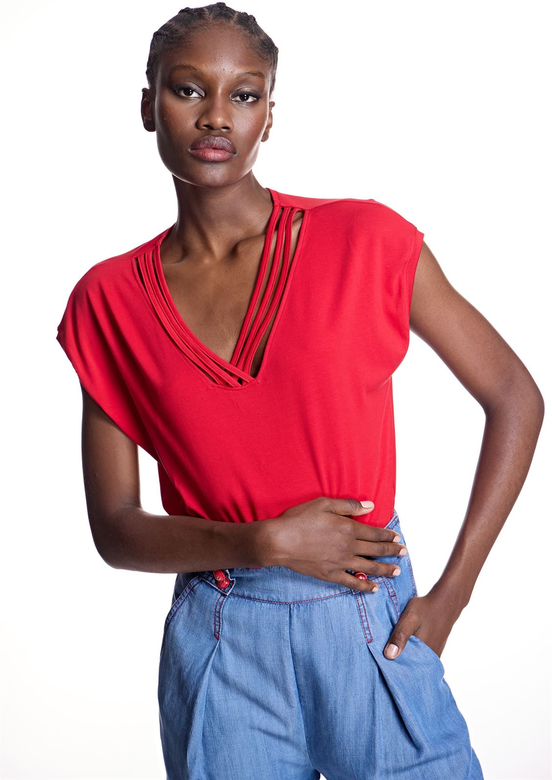 Camiseta Alba Conde 2802 aberturas escote roja - Imagen 4