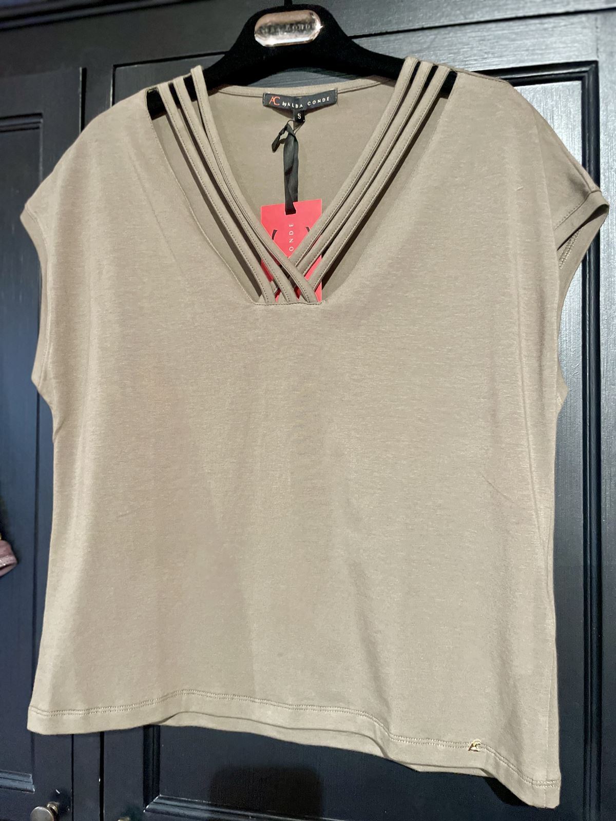 Camiseta Alba Conde 2802 aberturas escote verde Kaki - Imagen 1