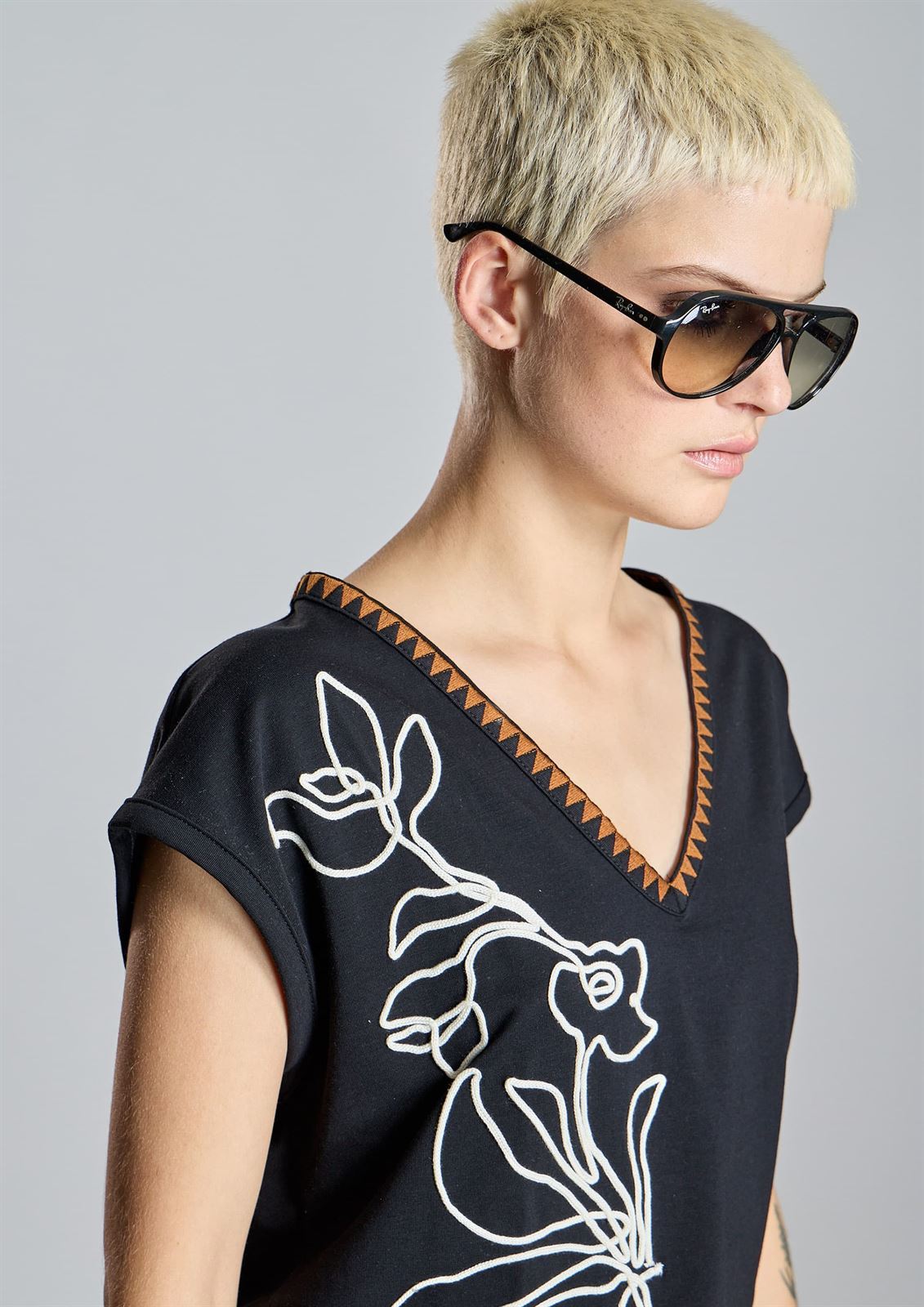 Camiseta Alba Conde 2804-556-20 con bordado a contraste negra - Imagen 1