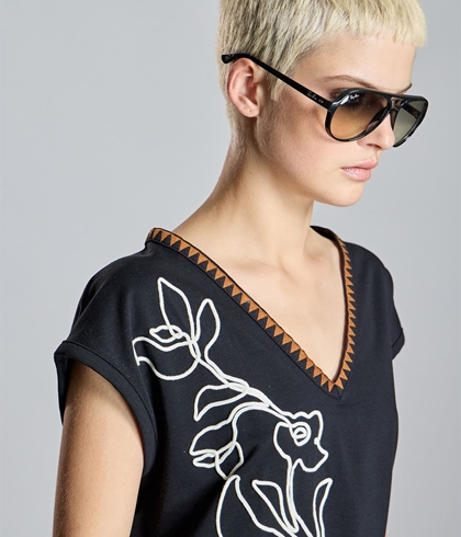 Camiseta Alba Conde 2804-556-20 con bordado a contraste negra - Imagen 1