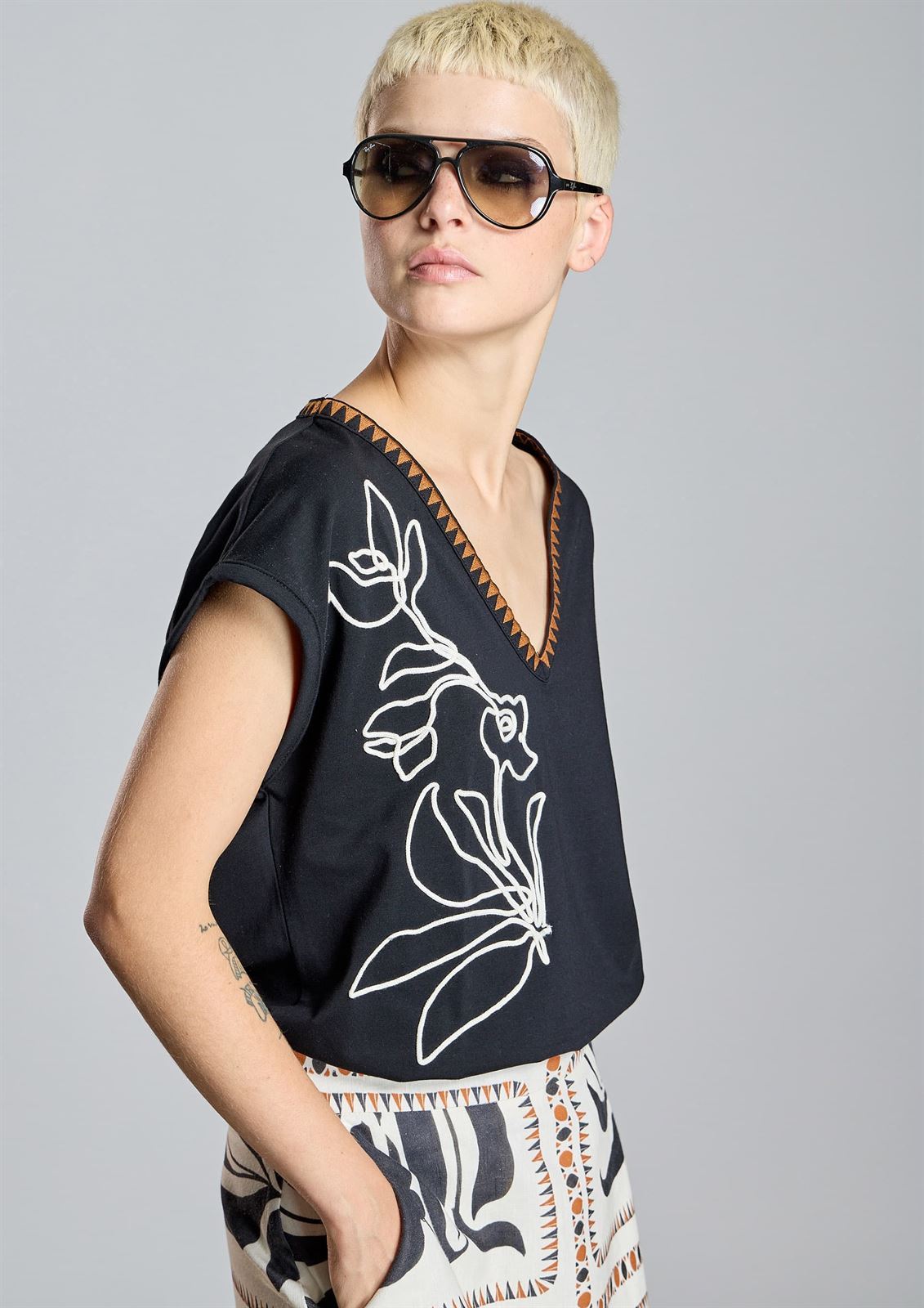 Camiseta Alba Conde 2804-556-20 con bordado a contraste negra - Imagen 2