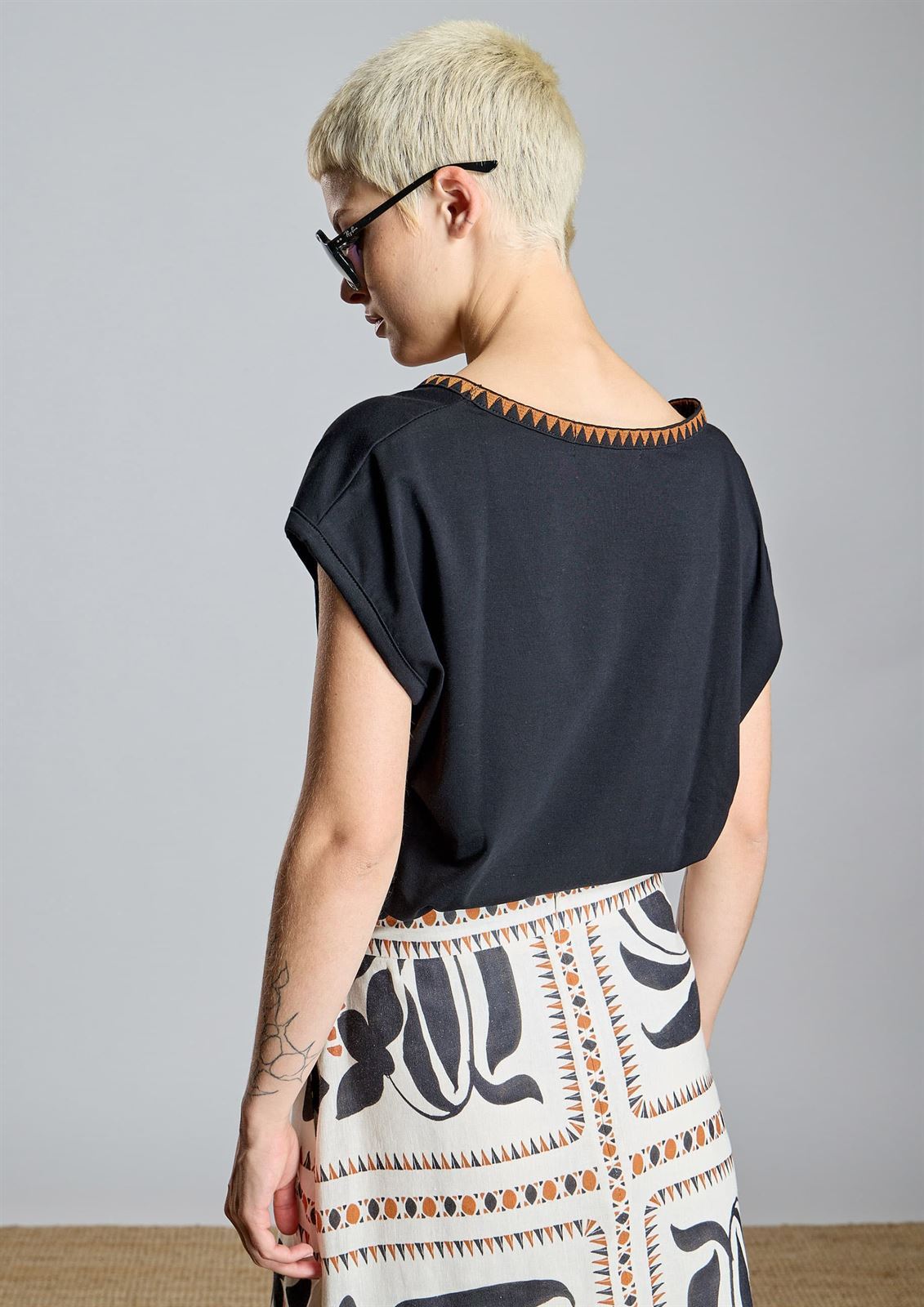 Camiseta Alba Conde 2804-556-20 con bordado a contraste negra - Imagen 3