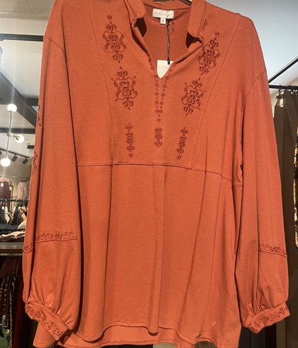 Camiseta Alba Conde 5804 bordado teja - Imagen 1