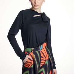 CAMISETA ALBA CONDE 5811 DETALLE LAZADA NEGRA - Imagen 1