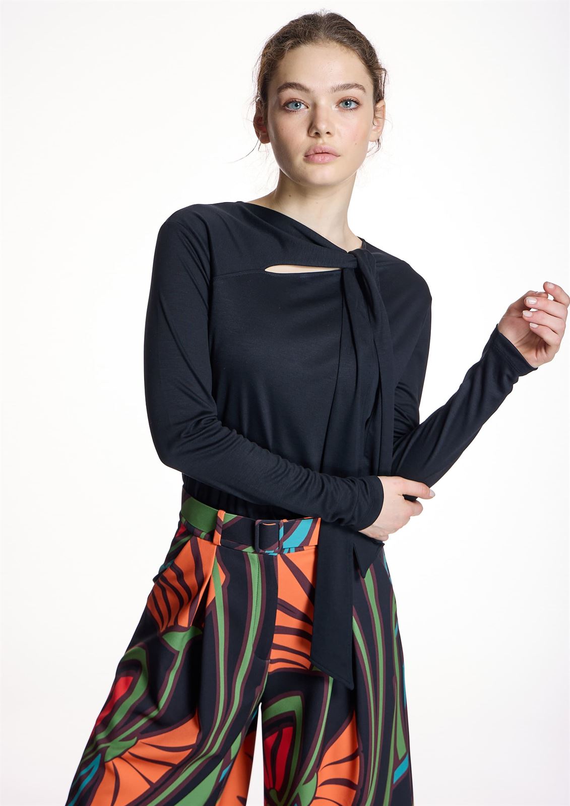 CAMISETA ALBA CONDE 5811 DETALLE LAZADA NEGRA - Imagen 2