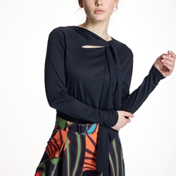 CAMISETA ALBA CONDE 5811 DETALLE LAZADA NEGRA - Imagen 2