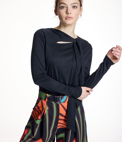 CAMISETA ALBA CONDE 5811 DETALLE LAZADA NEGRA - Imagen 2