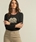 Camiseta Alba Conde detalle flor negra - Imagen 1