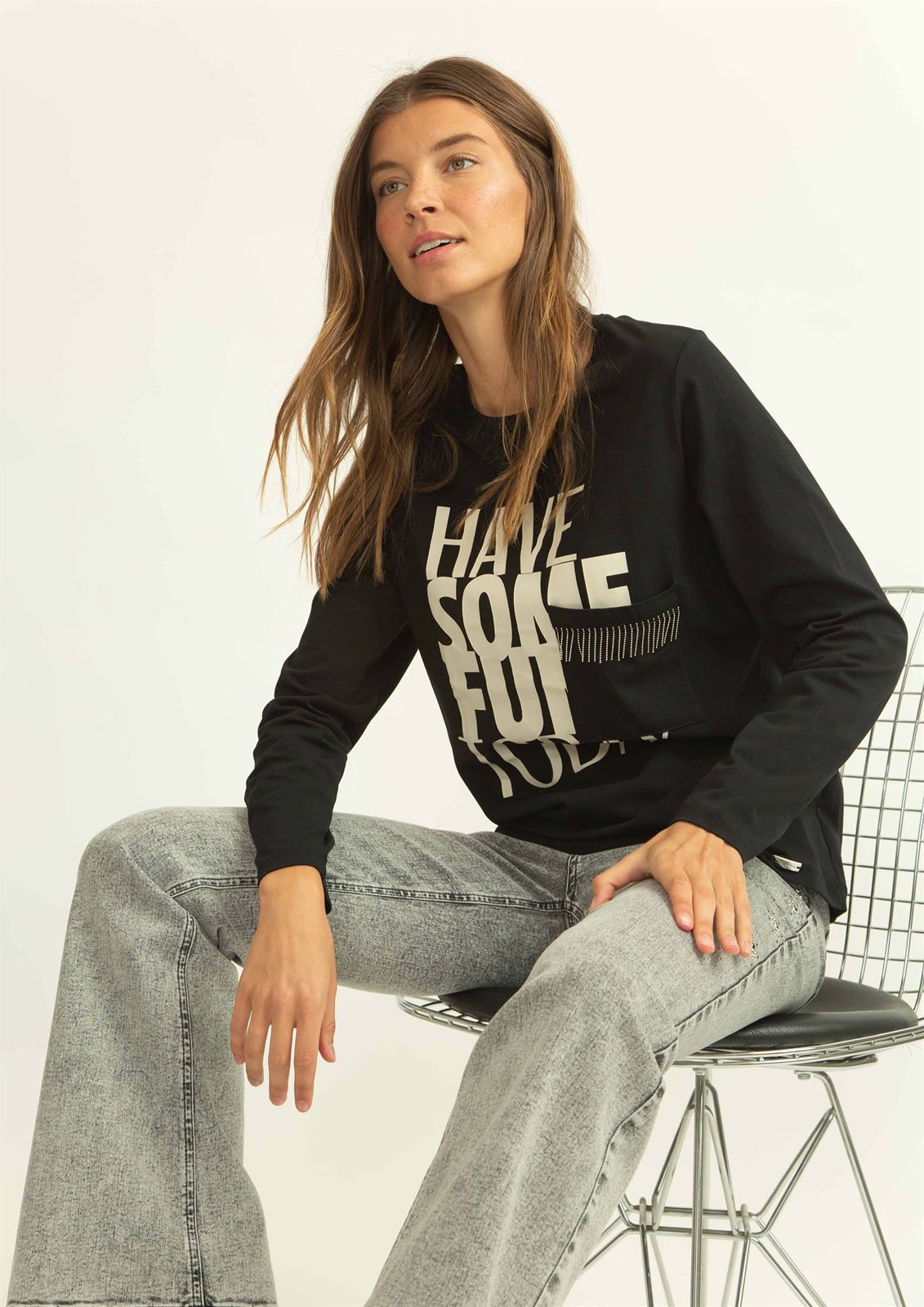 Camiseta Alba Conde letras crudo negra. - Imagen 3