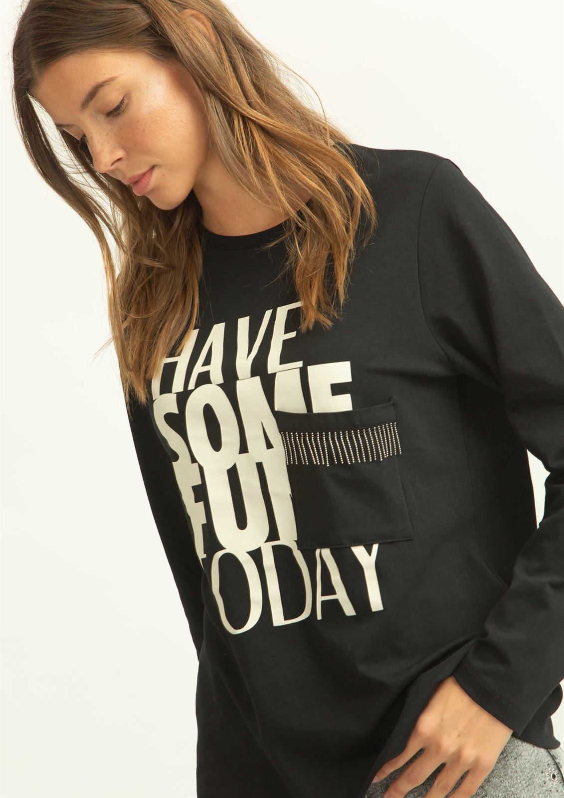 Camiseta Alba Conde letras crudo negra. - Imagen 4