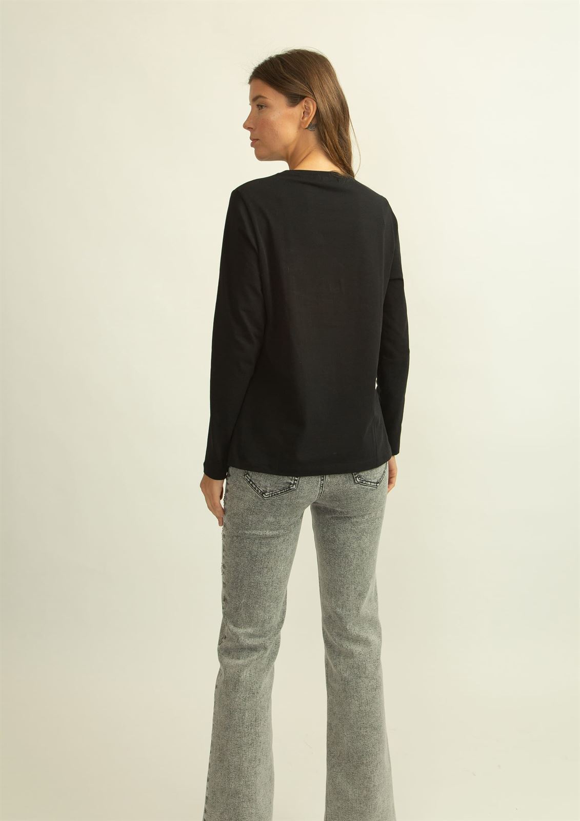 Camiseta Alba Conde letras crudo negra. - Imagen 5
