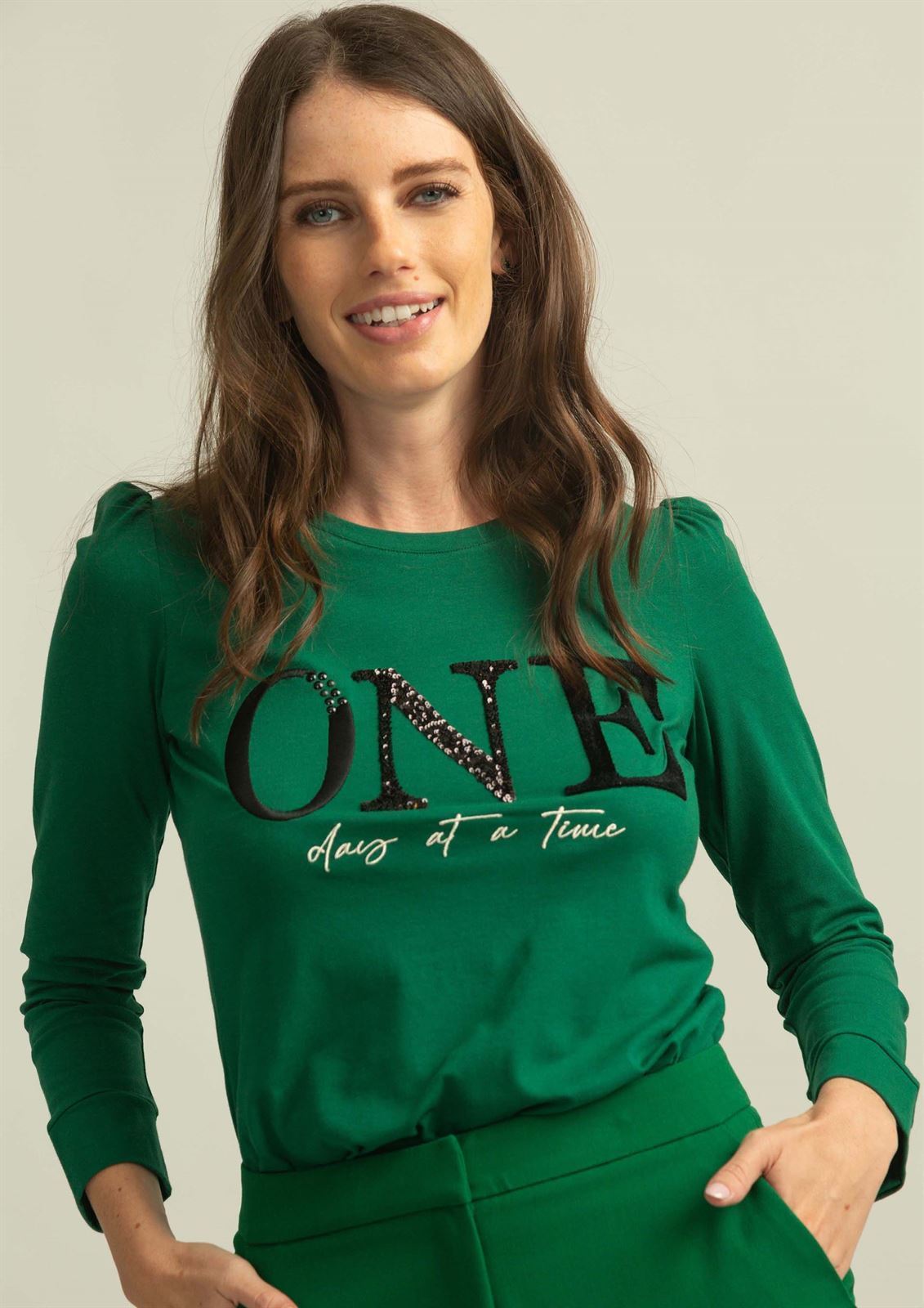 Camiseta Alba Conde ONE verde. - Imagen 1