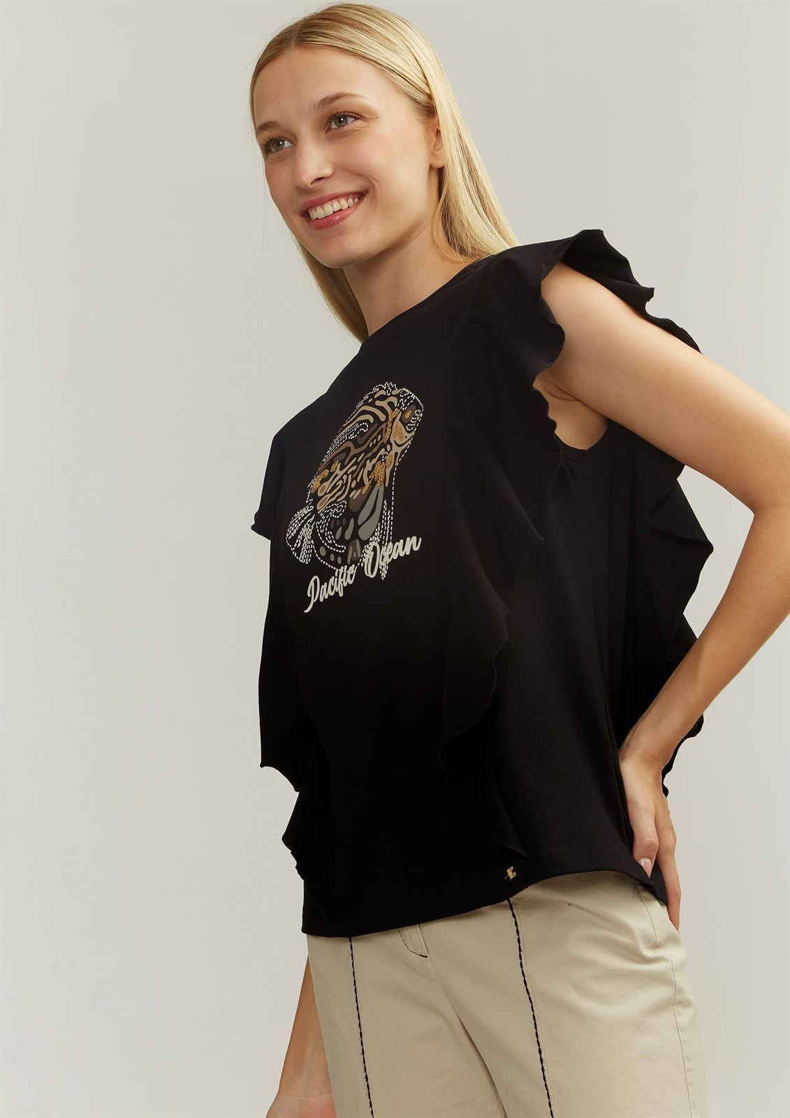 Camiseta Alba Conde volante y dibujo negra - Imagen 2