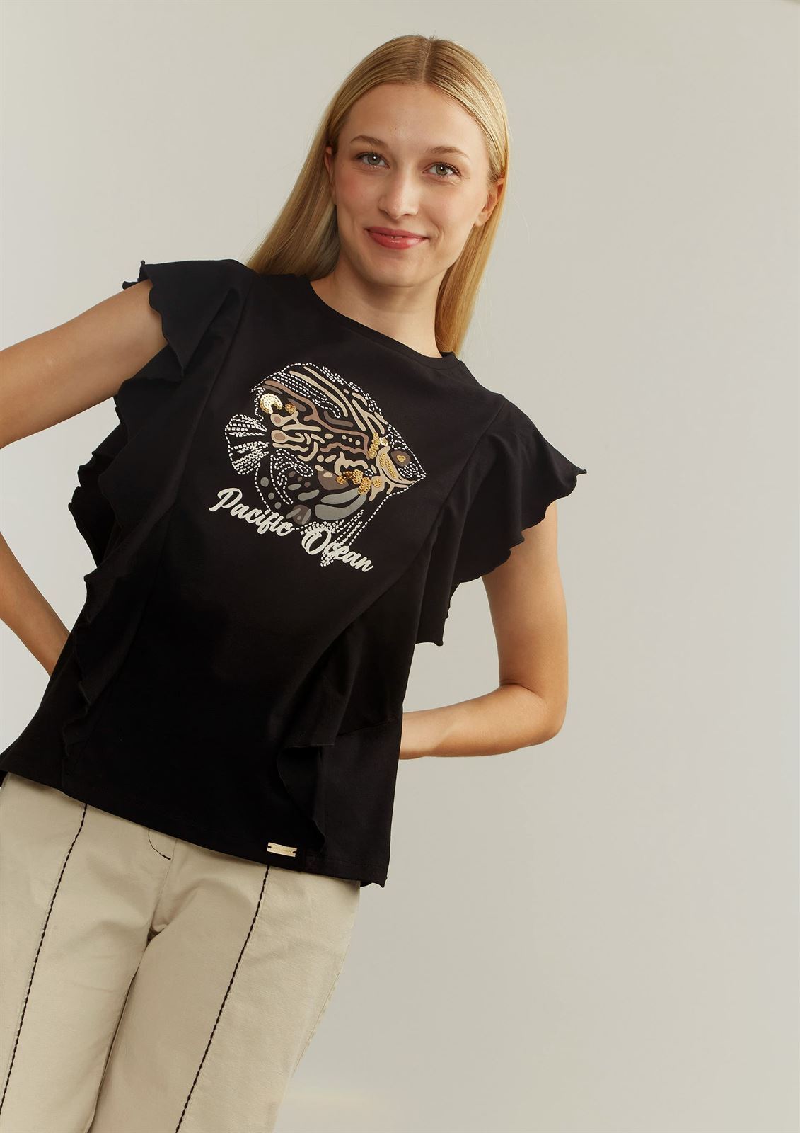 Camiseta Alba Conde volante y dibujo negra - Imagen 3