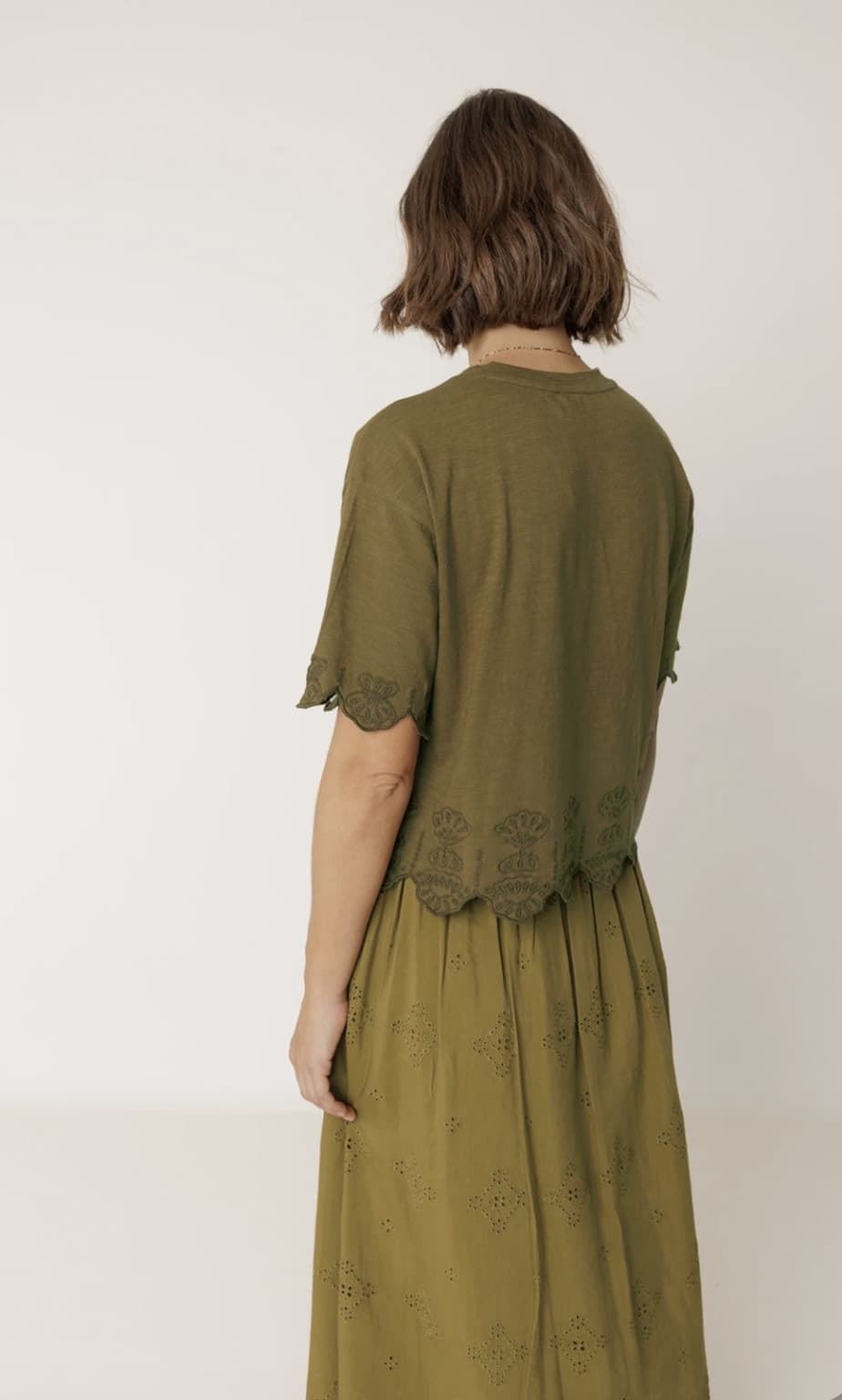 Camiseta Indi & Cold sk430 boxy bordada verde khaki - Imagen 2