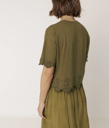 Camiseta Indi & Cold sk430 boxy bordada verde khaki - Imagen 2