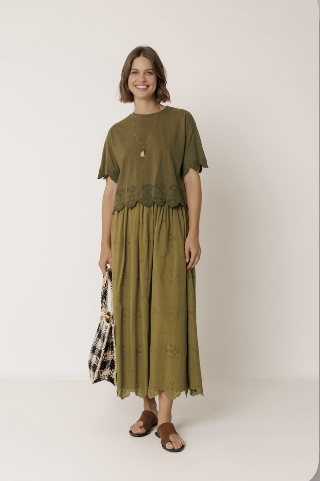 Camiseta Indi & Cold sk430 boxy bordada verde khaki - Imagen 3