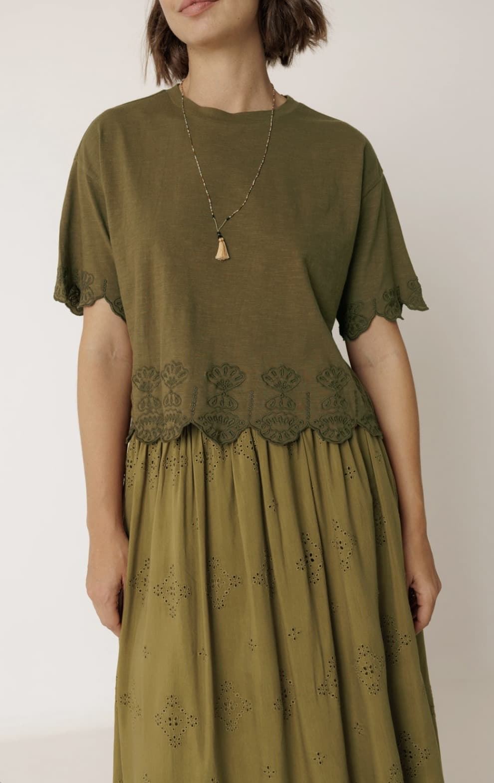 Camiseta Indi & Cold sk430 boxy bordada verde khaki - Imagen 4