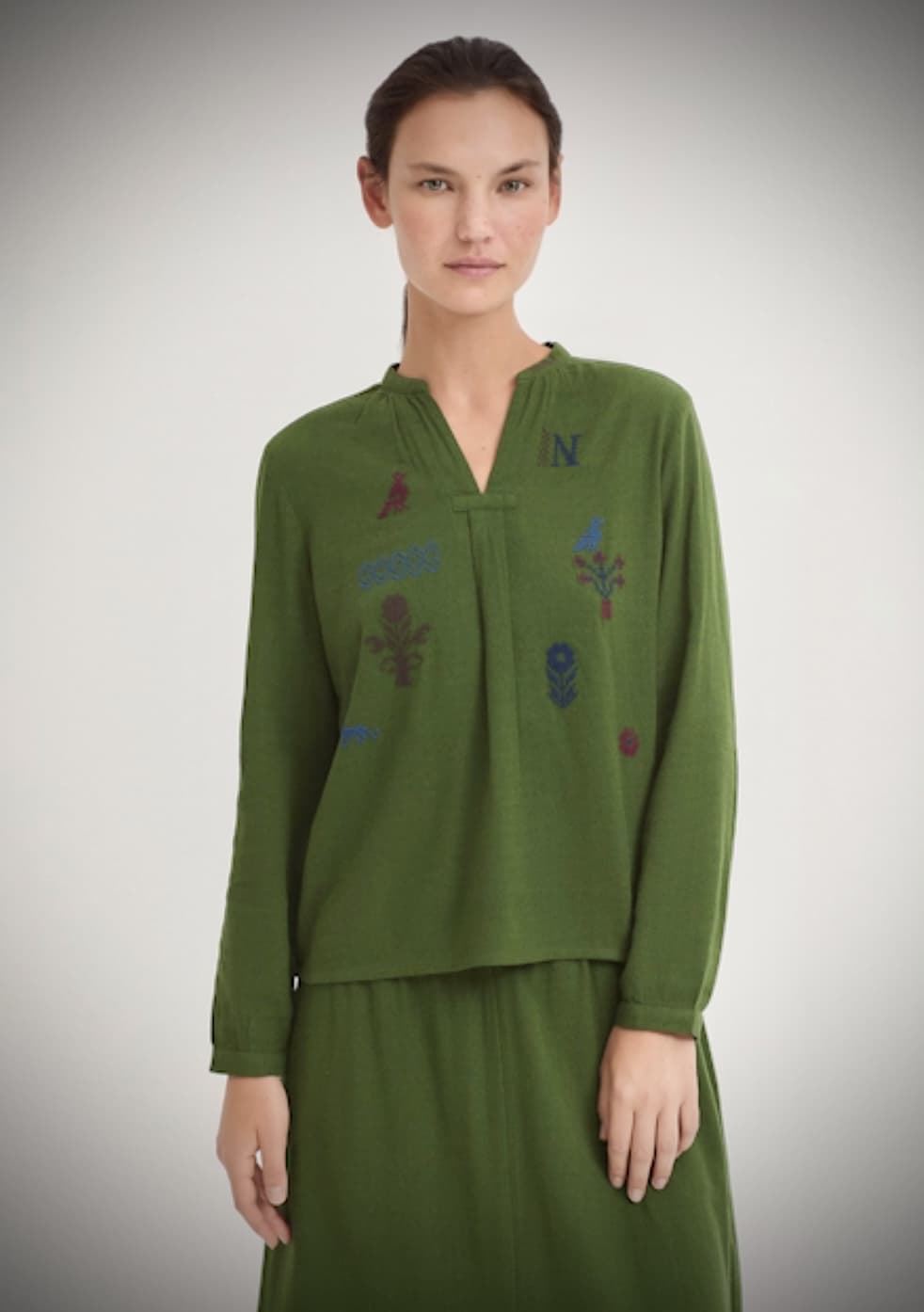 Camiseta Nice Things manga larga bordada punto cruz verde - Imagen 1