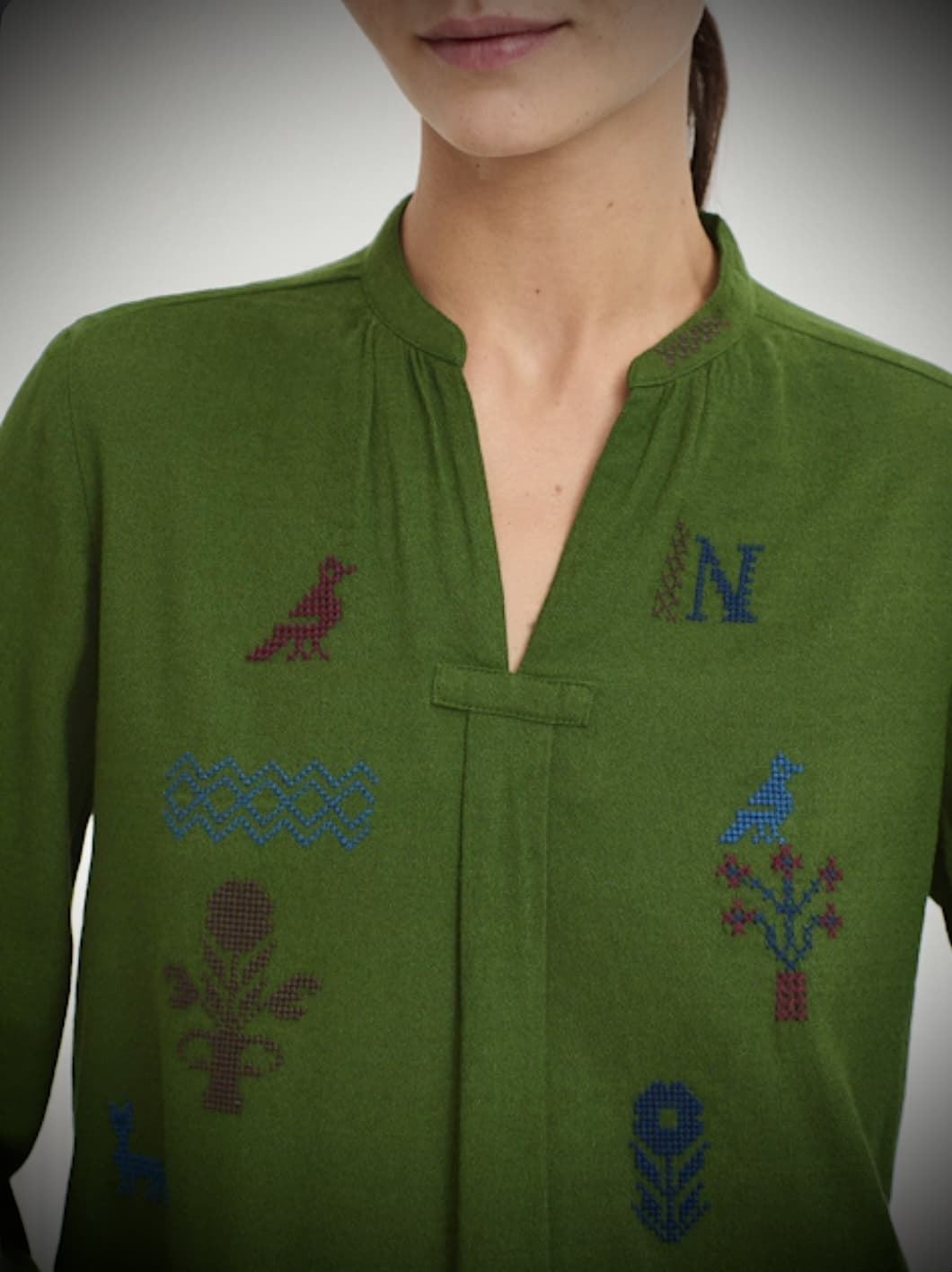 Camiseta Nice Things manga larga bordada punto cruz verde - Imagen 2