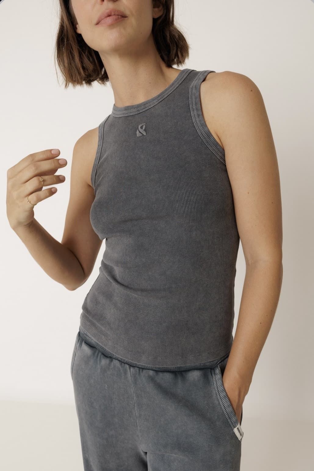 Camiseta Top Indi & Cold  NM410  tirantes ANAGRAMA camaleónica gris carbón - Imagen 2