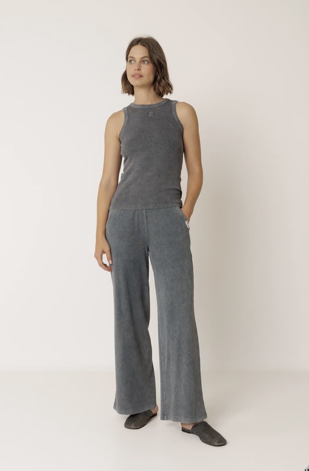 Camiseta Top Indi & Cold  NM410  tirantes ANAGRAMA camaleónica gris carbón - Imagen 3