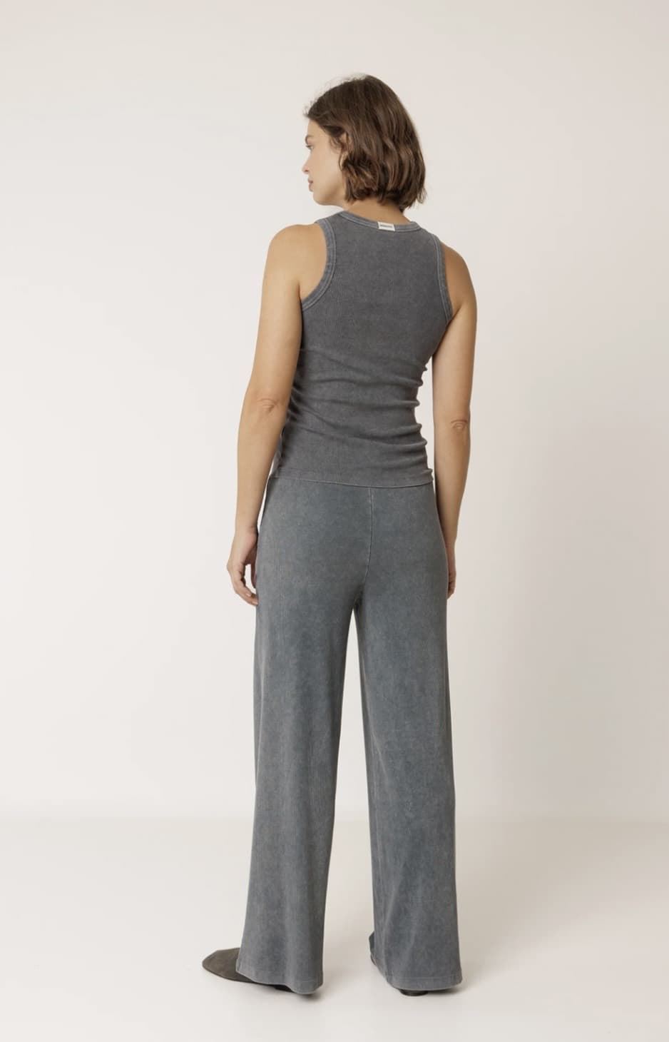 Camiseta Top Indi & Cold  NM410  tirantes ANAGRAMA camaleónica gris carbón - Imagen 4