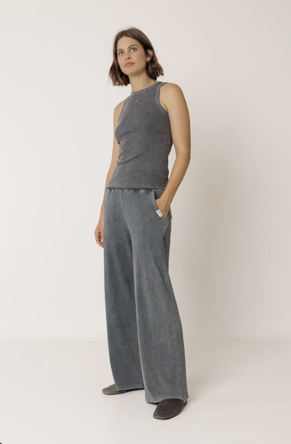 Camiseta Top Indi & Cold  NM410  tirantes ANAGRAMA camaleónica gris carbón - Imagen 5