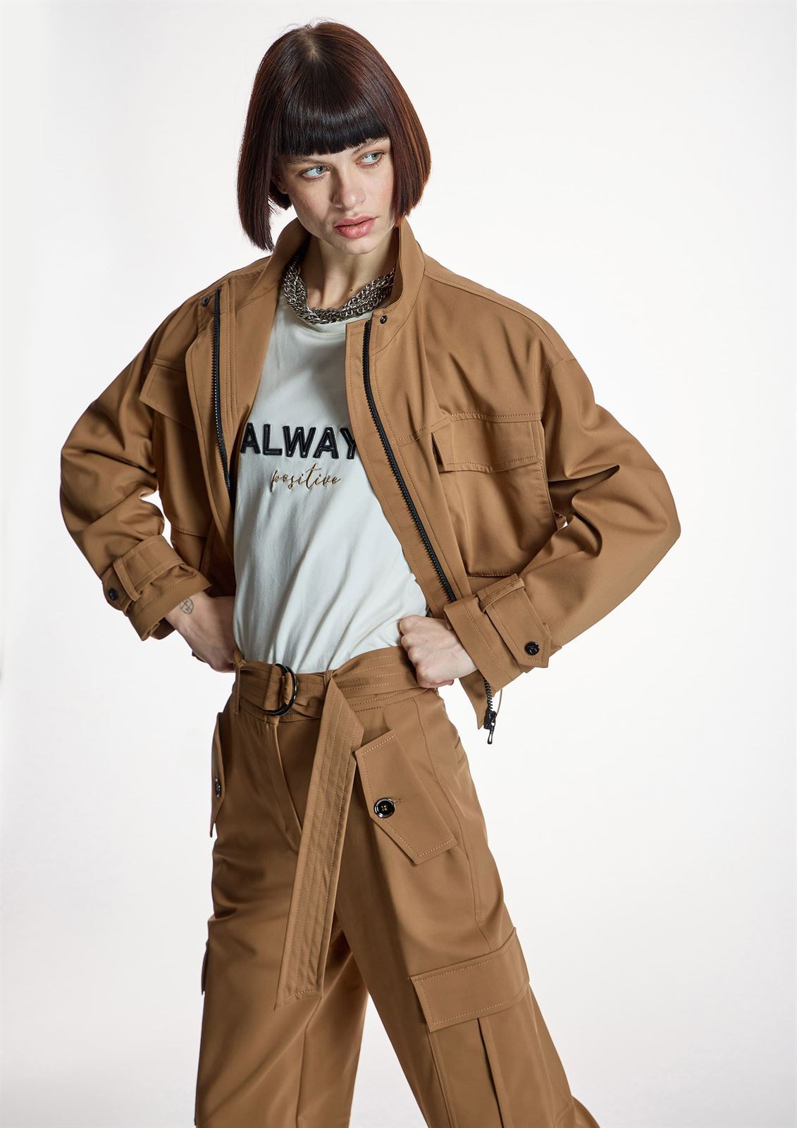 Cazadora Alba Conde 6108 camel estilo cargo - Imagen 1
