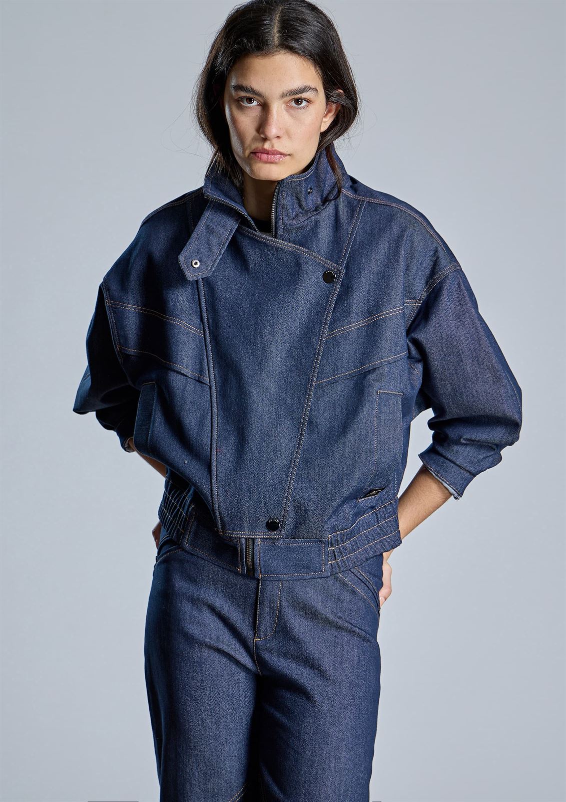 CAZADORA Alba Conde con cremallera denim azul - Imagen 2