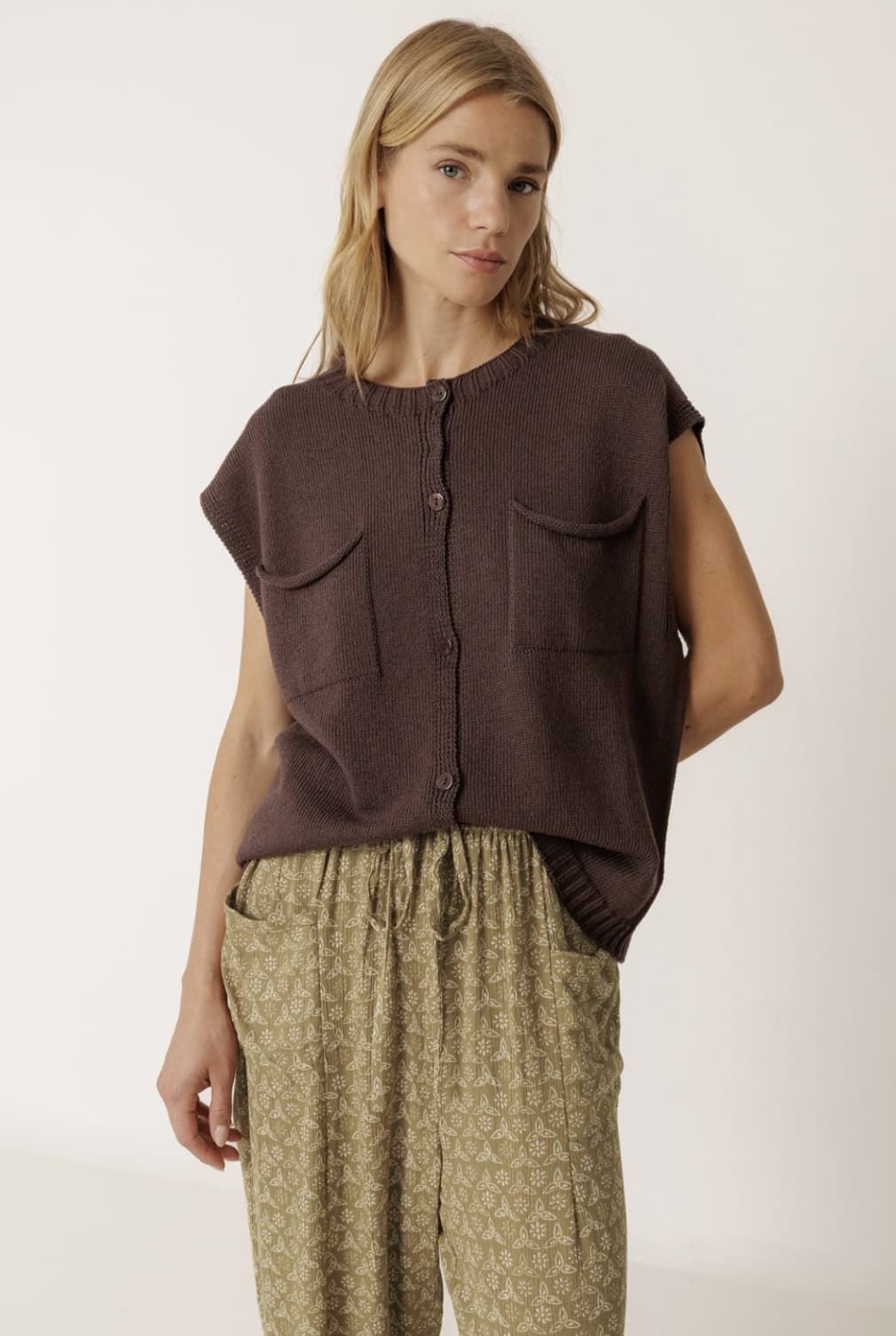 Chaleco Indi & Cold EA520 box bolsillos chocolate - Imagen 1