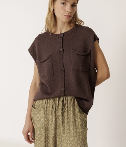 Chaleco Indi & Cold EA520 box bolsillos chocolate - Imagen 1