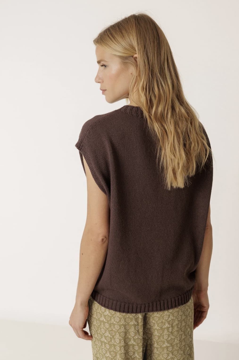 Chaleco Indi & Cold EA520 box bolsillos chocolate - Imagen 2