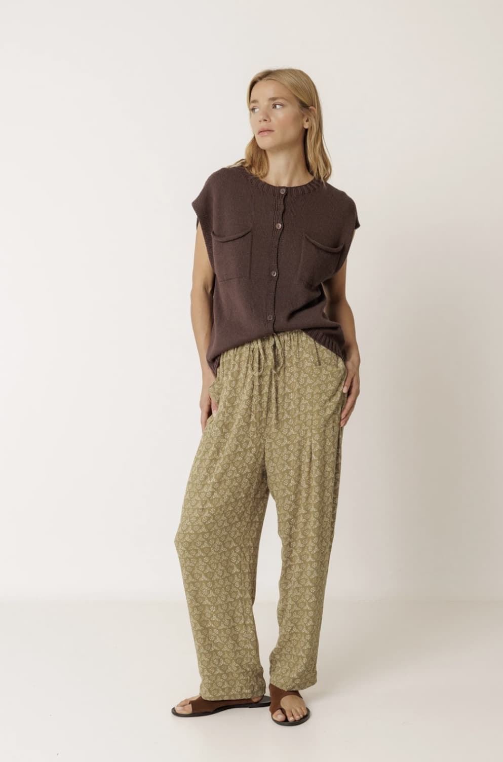 Chaleco Indi & Cold EA520 box bolsillos chocolate - Imagen 3