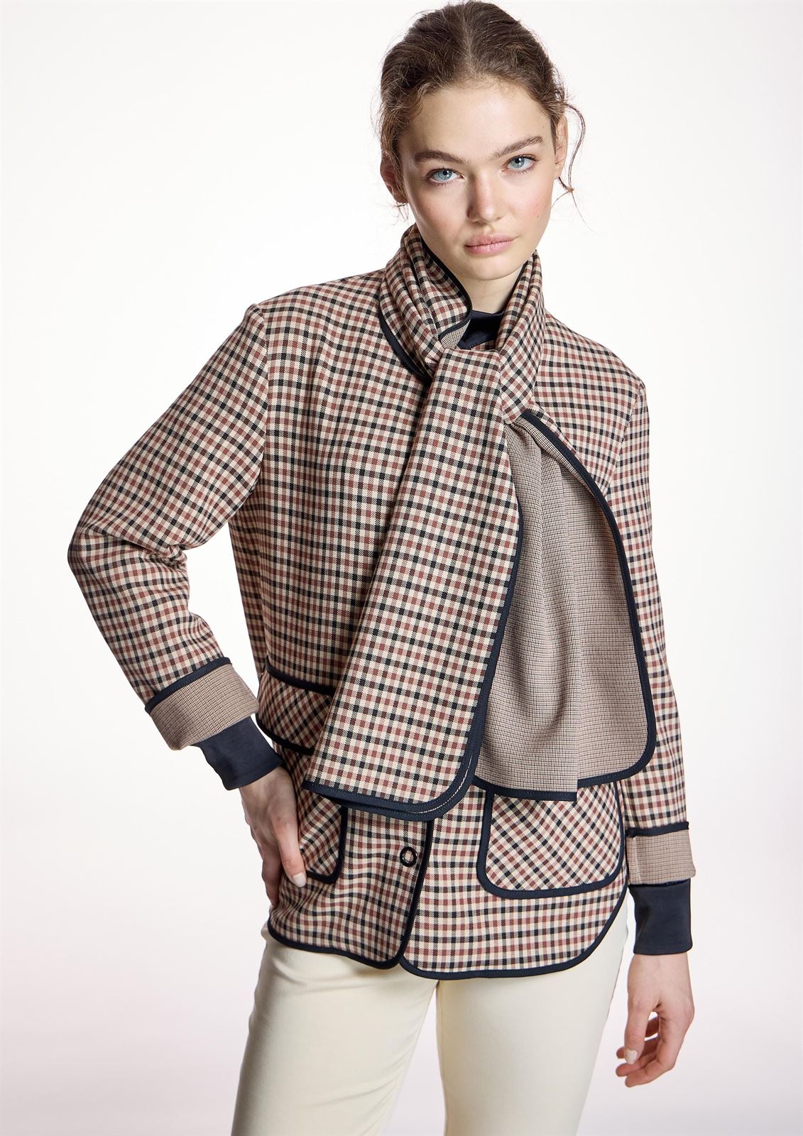 CHAQUETA ALBA CONDE 5100 DE CUADROS CON CUELLO ENVOLVENTE - Imagen 1