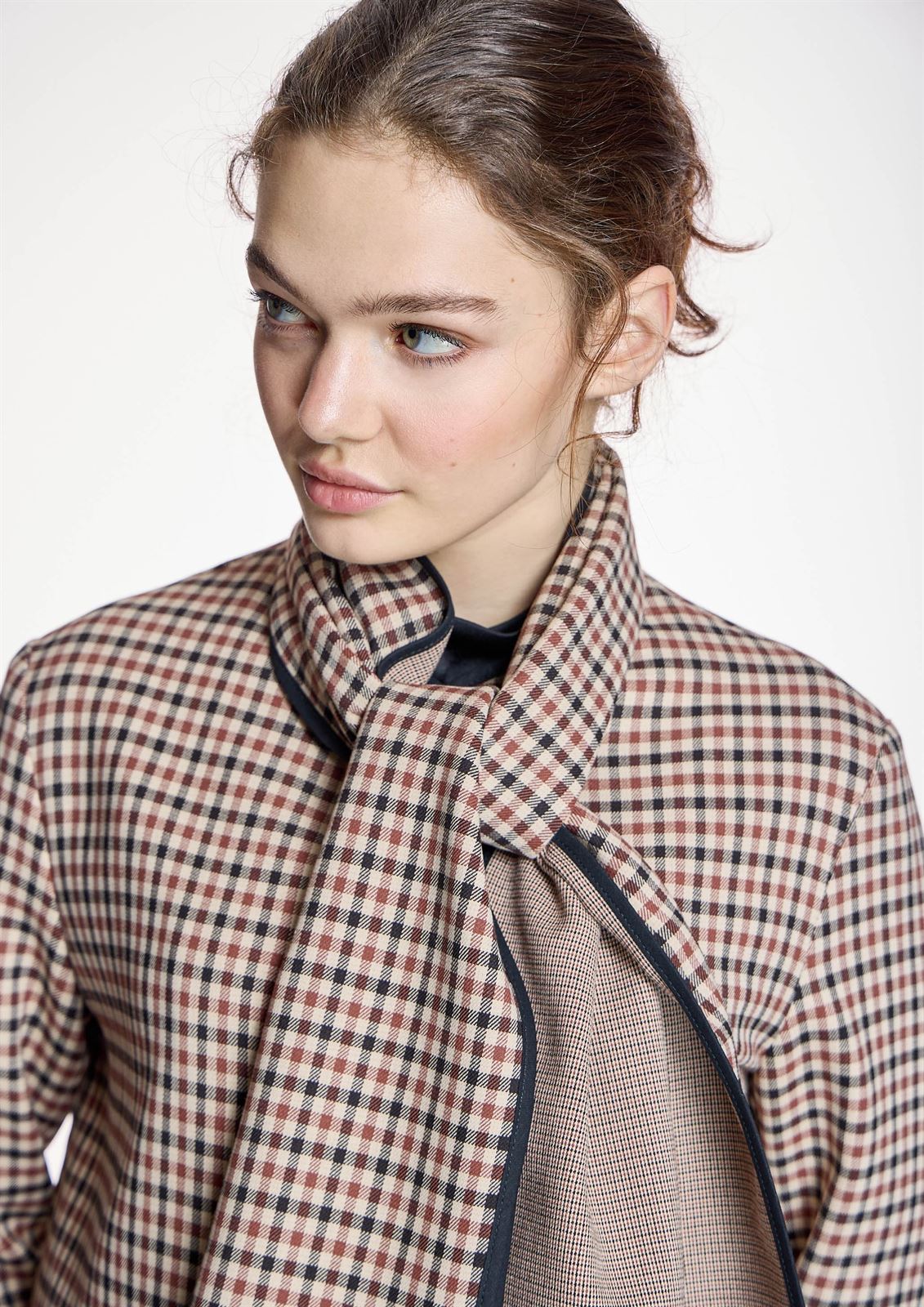 CHAQUETA ALBA CONDE 5100 DE CUADROS CON CUELLO ENVOLVENTE - Imagen 2