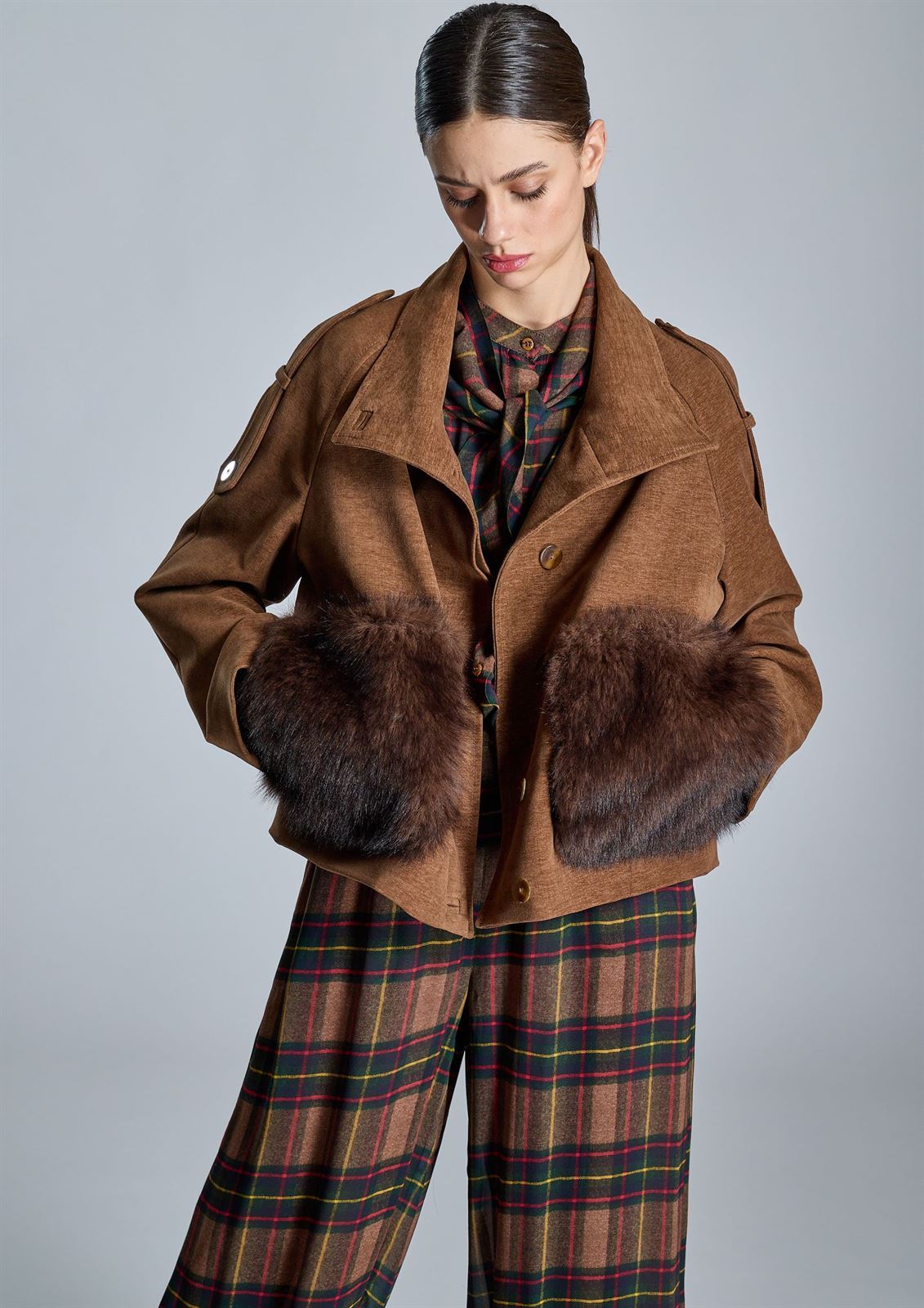 CHAQUETA Alba Conde 5101-311-21 bolsillos pelo marrón - Imagen 3
