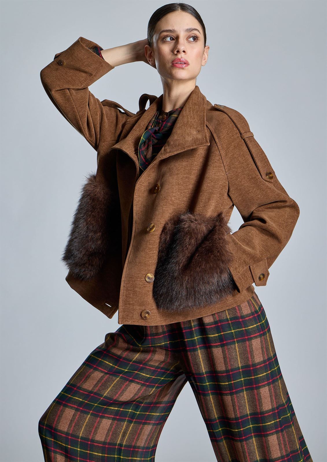 CHAQUETA Alba Conde 5101-311-21 bolsillos pelo marrón - Imagen 4