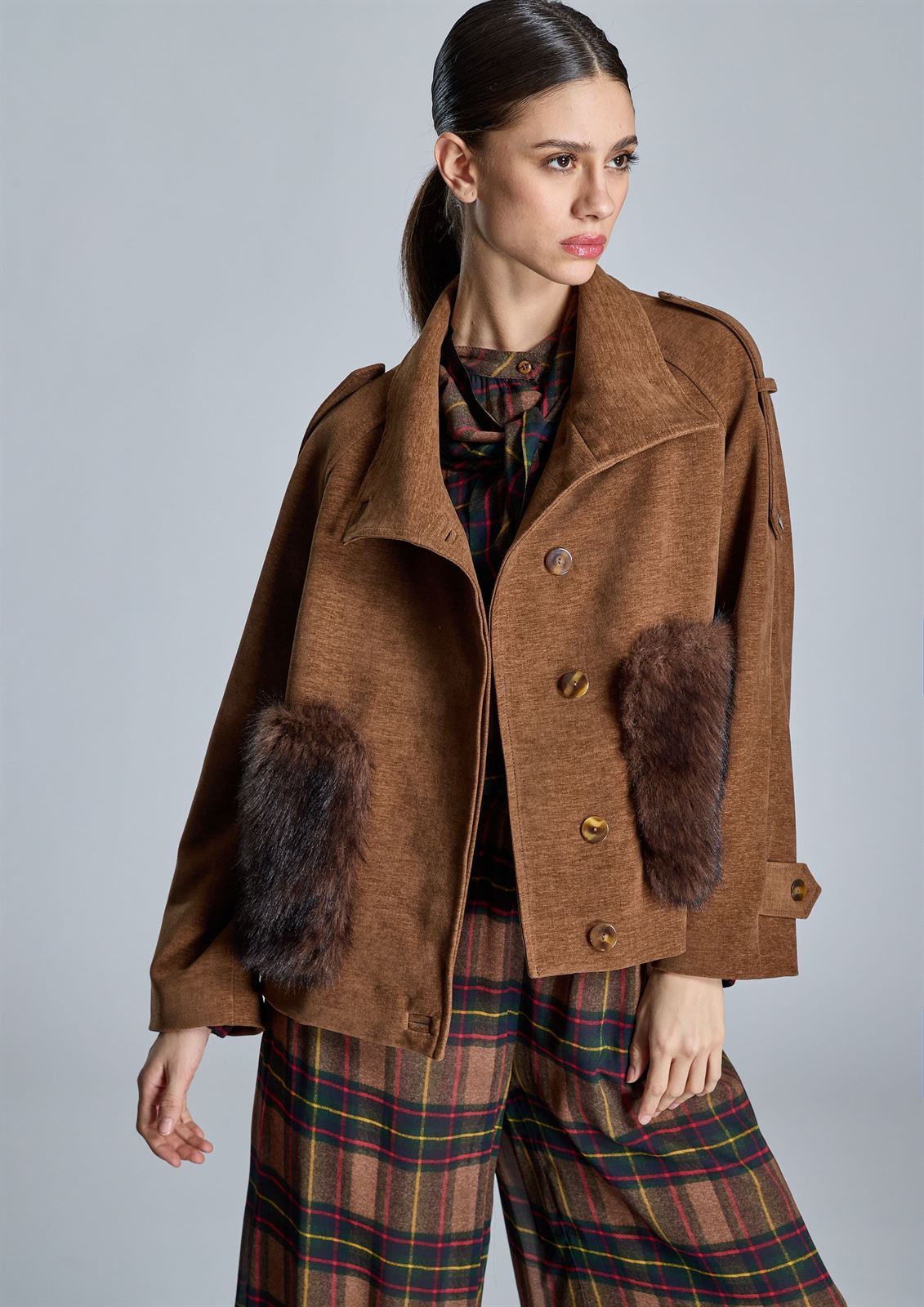 CHAQUETA Alba Conde 5101-311-21 bolsillos pelo marrón - Imagen 5