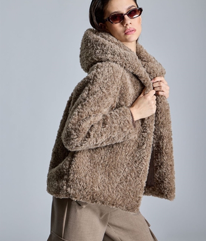 CHAQUETA  Alba Conde 5104-114-83 efecto pelo con capucha beige - Imagen 1