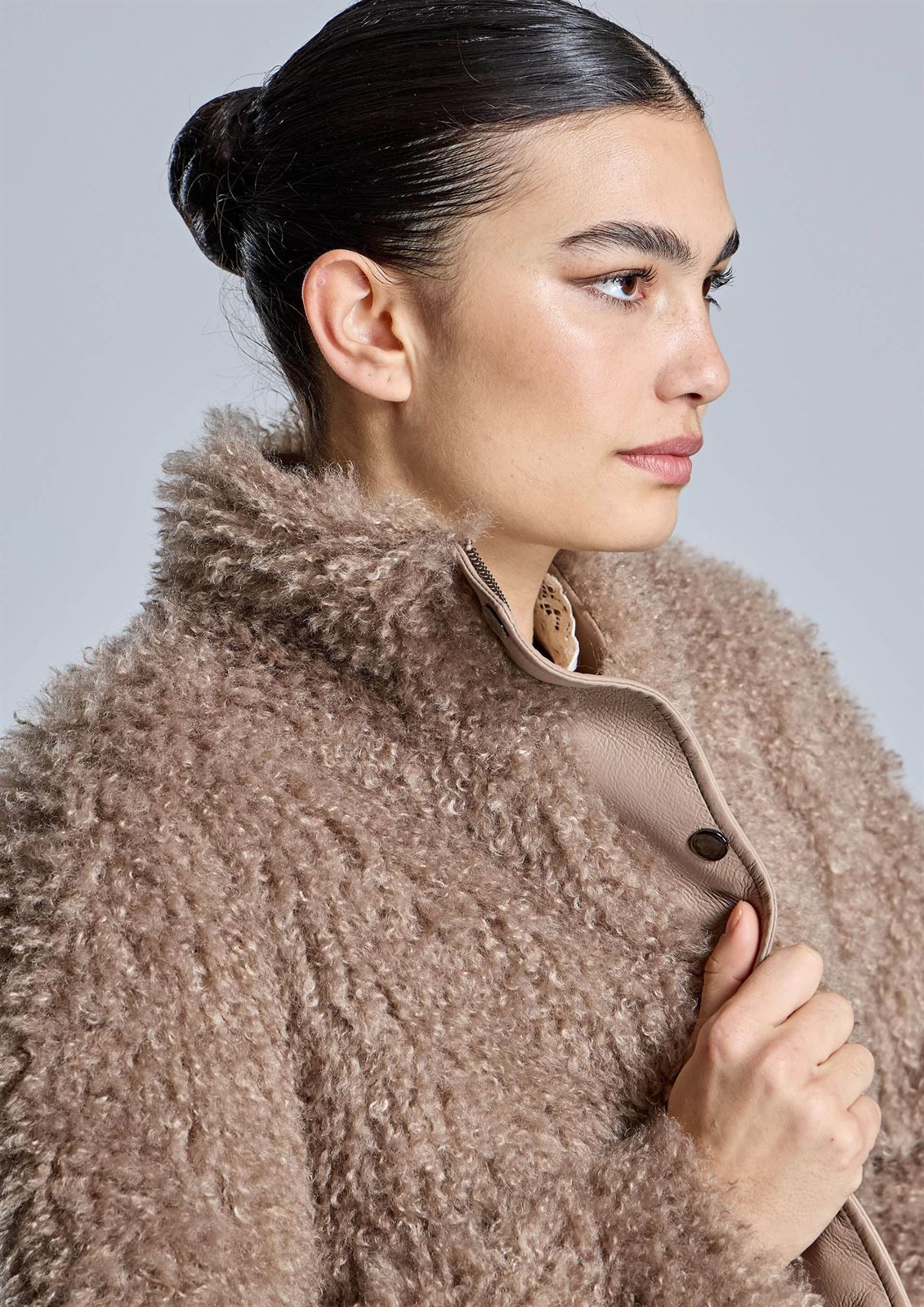 CHAQUETA  Alba Conde 6886-576-13 efecto pelo beige - Imagen 2