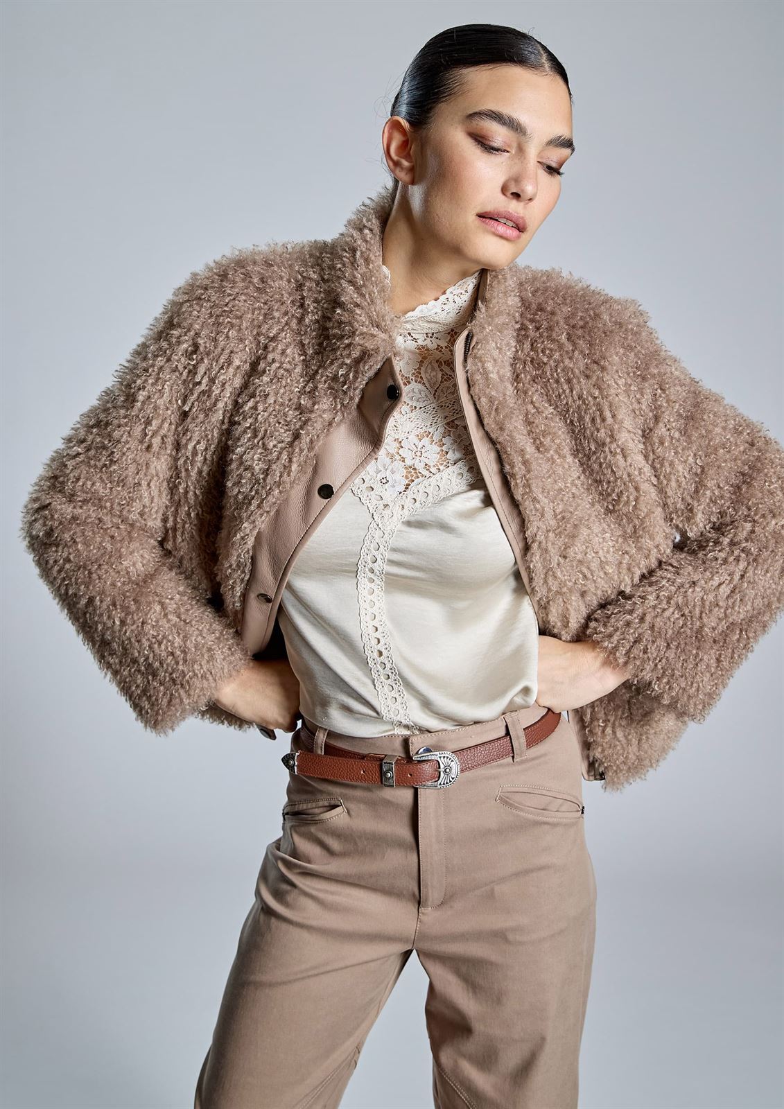 CHAQUETA  Alba Conde 6886-576-13 efecto pelo beige - Imagen 3