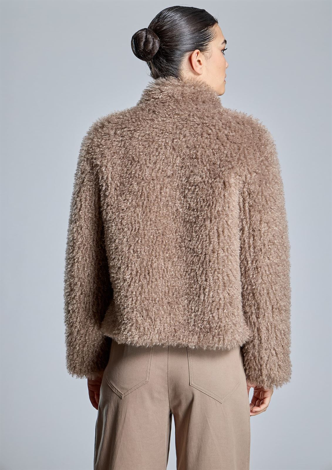CHAQUETA  Alba Conde 6886-576-13 efecto pelo beige - Imagen 4