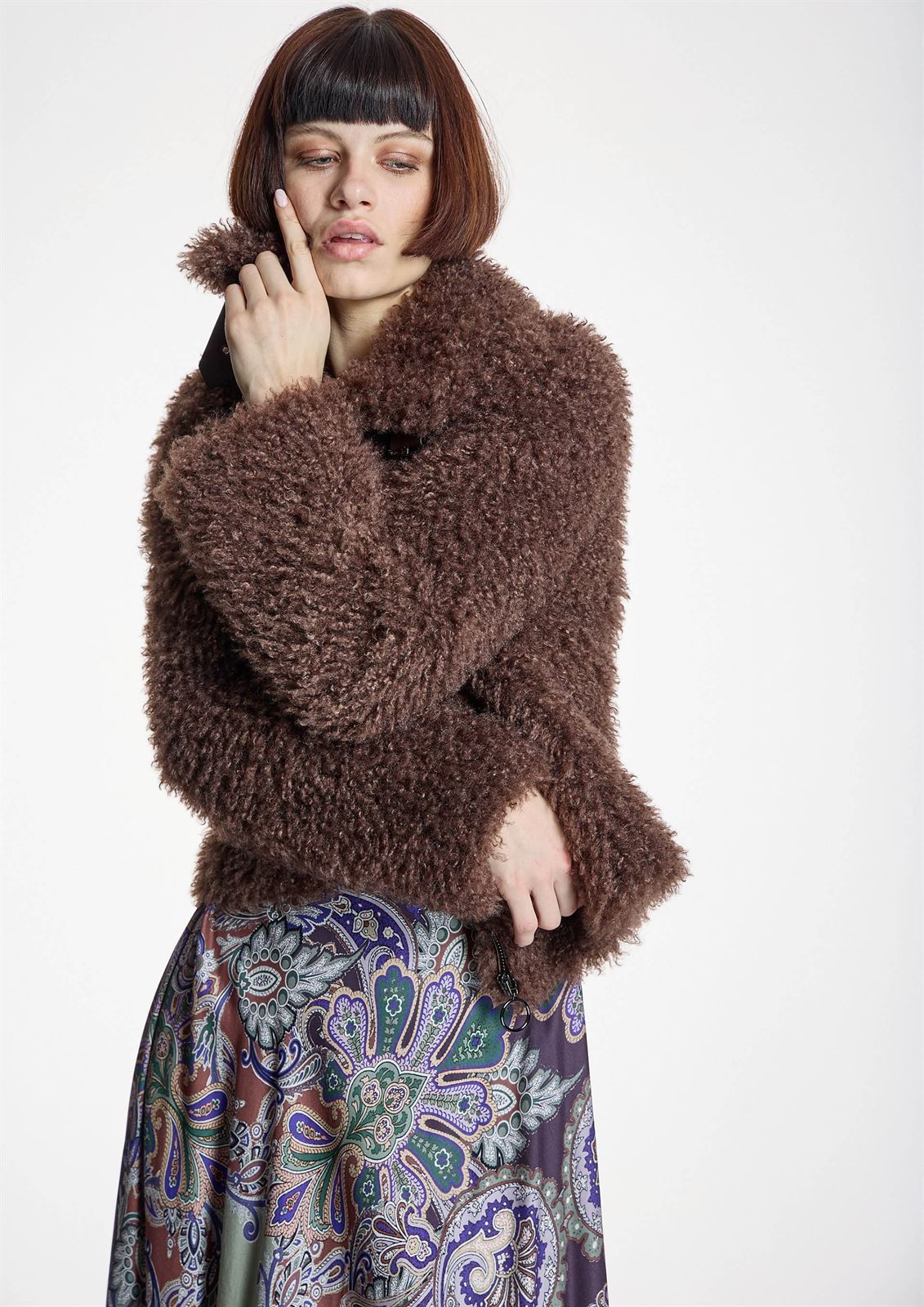 CHAQUETÓN ALBA CONDE 6886 TEDDY MARRÓN CHOCOLATE - Imagen 1
