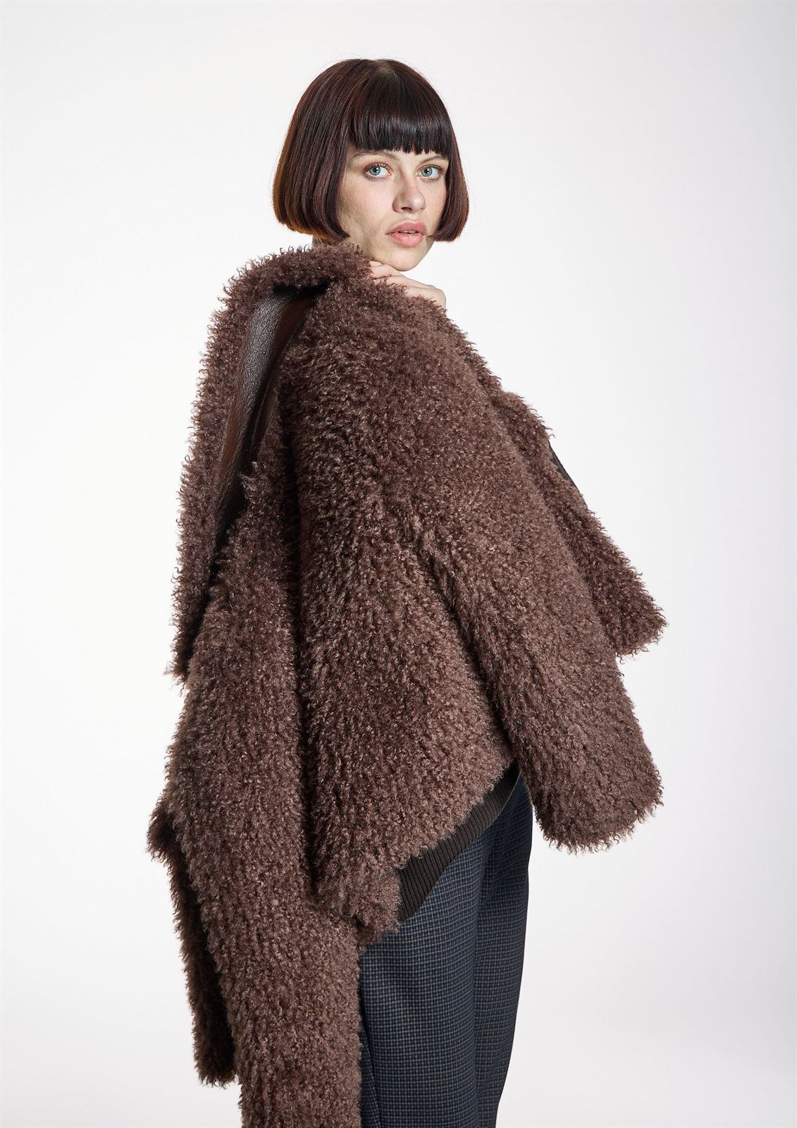 CHAQUETÓN ALBA CONDE 6886 TEDDY MARRÓN CHOCOLATE - Imagen 2